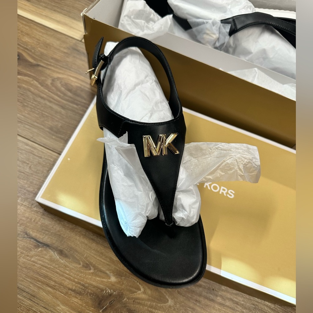 New in box Michael Kors Jilly Flat Sandal size 8